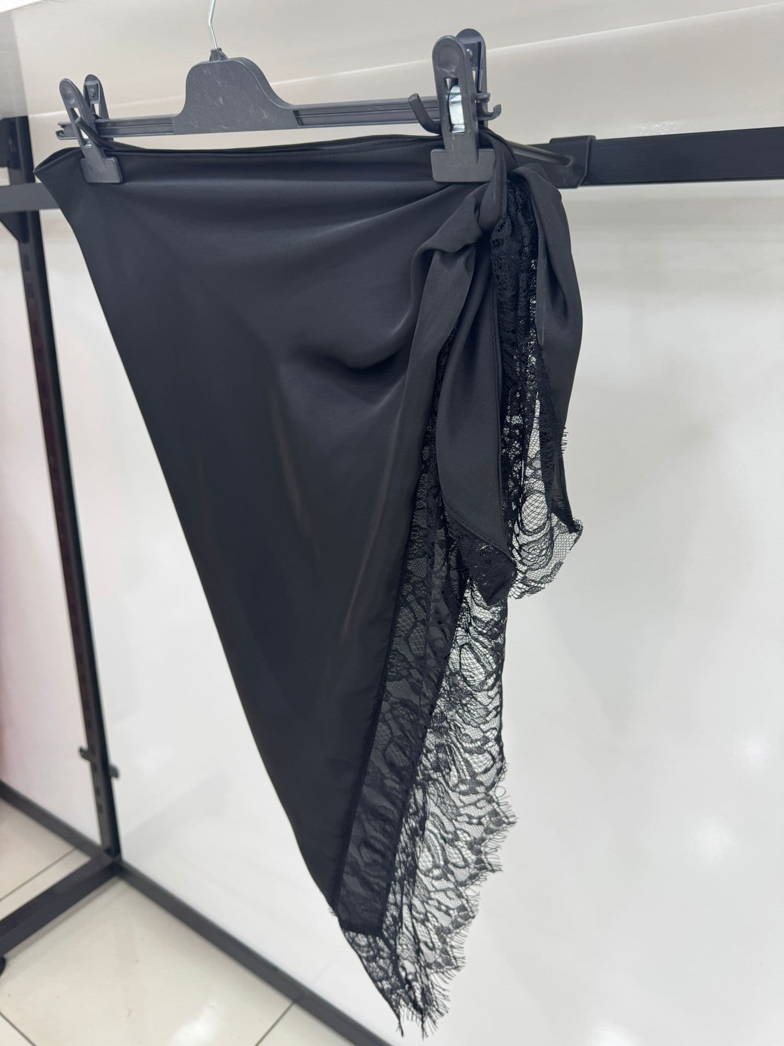 15404-7 Siyah Dantelli Üçgen Bandana Fular görsel 3