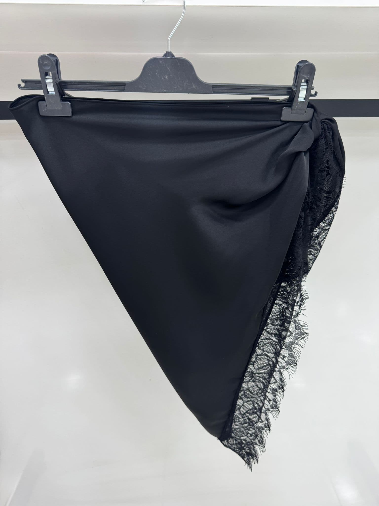 15404-7 Siyah Dantelli Üçgen Bandana Fular görsel 4