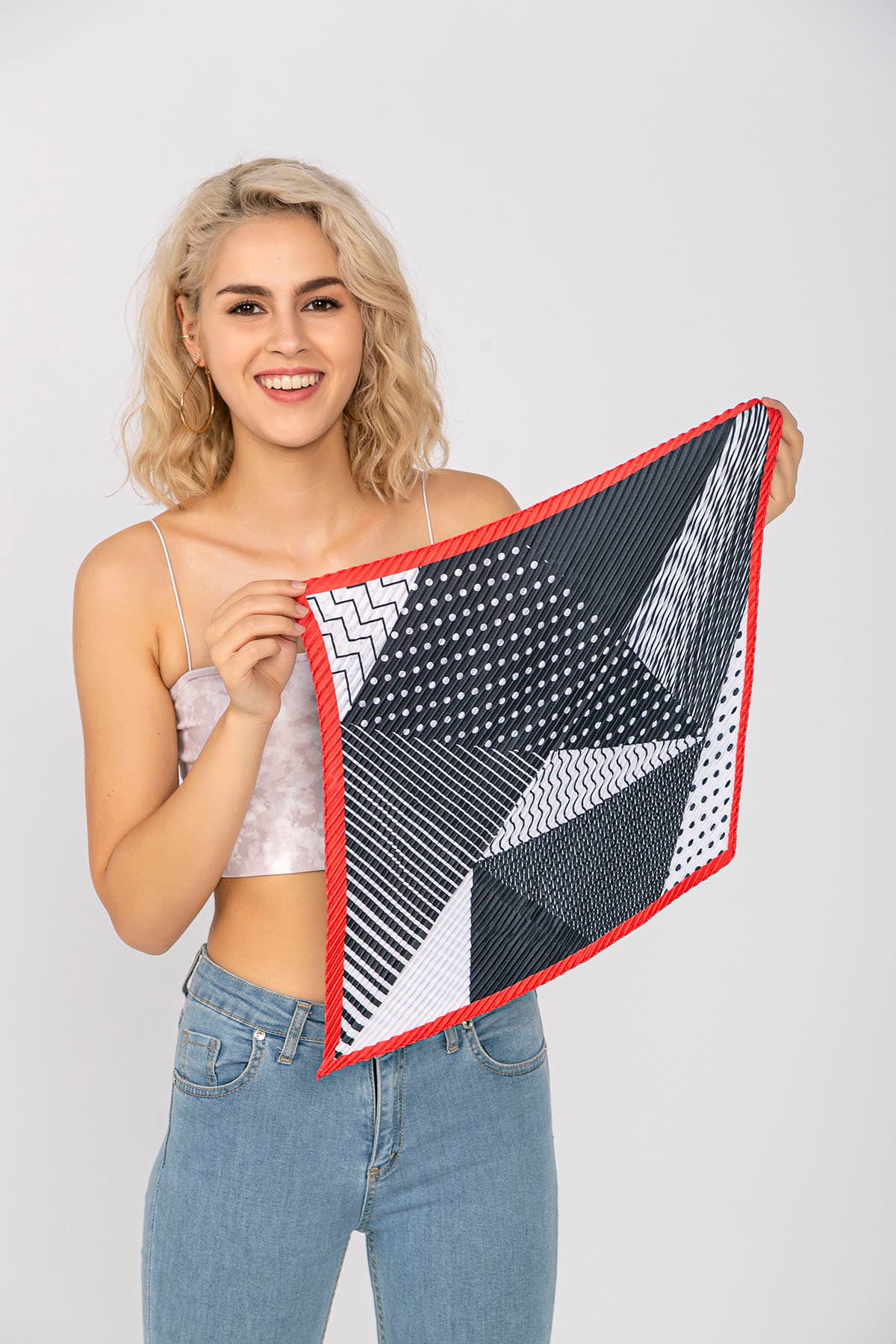 12315-1 Piliseli Geometrik Desenli Siyah Saten Bandana Fular 50x50 cm görsel 4