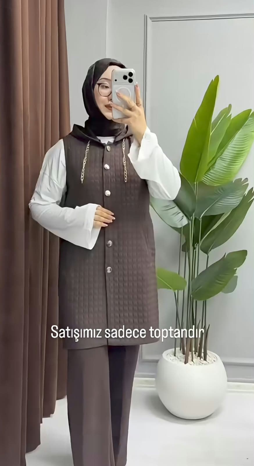 Kapitone Zincir Detaylı Kapüşonlu Uzun Yelek Toptan Satış görsel 2
