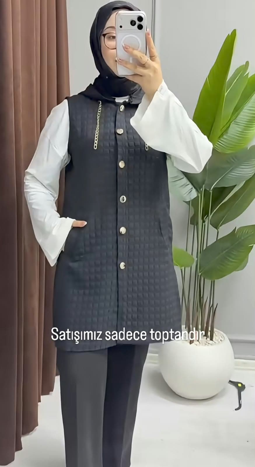 Kapitone Zincir Detaylı Kapüşonlu Uzun Yelek Toptan Satış görsel 4