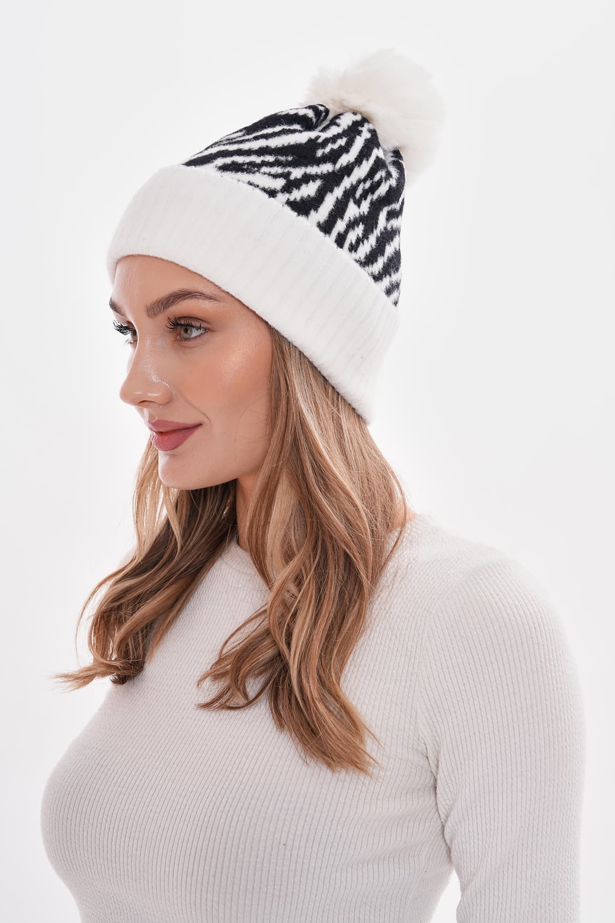 14664 Ponponlu Zebra Desen Beyaz Bere görsel 1