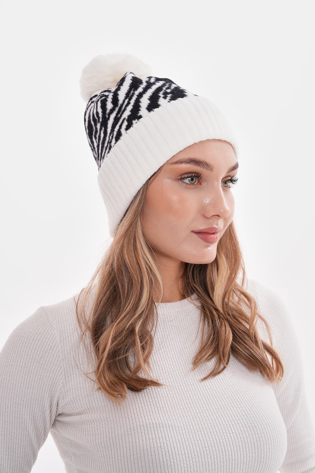 14664 Ponponlu Zebra Desen Beyaz Bere görsel 3