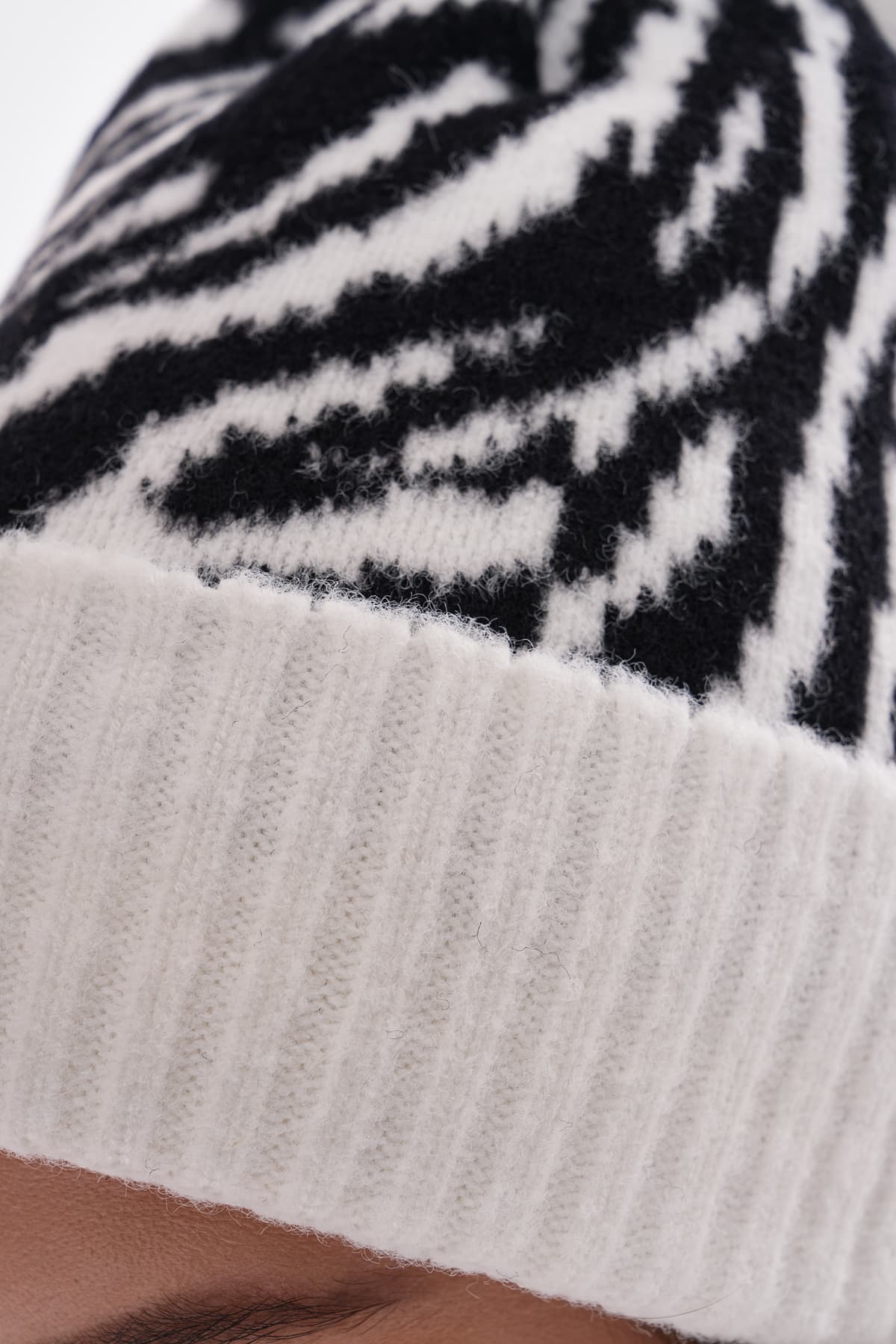 14664 Ponponlu Zebra Desen Beyaz Bere görsel 5