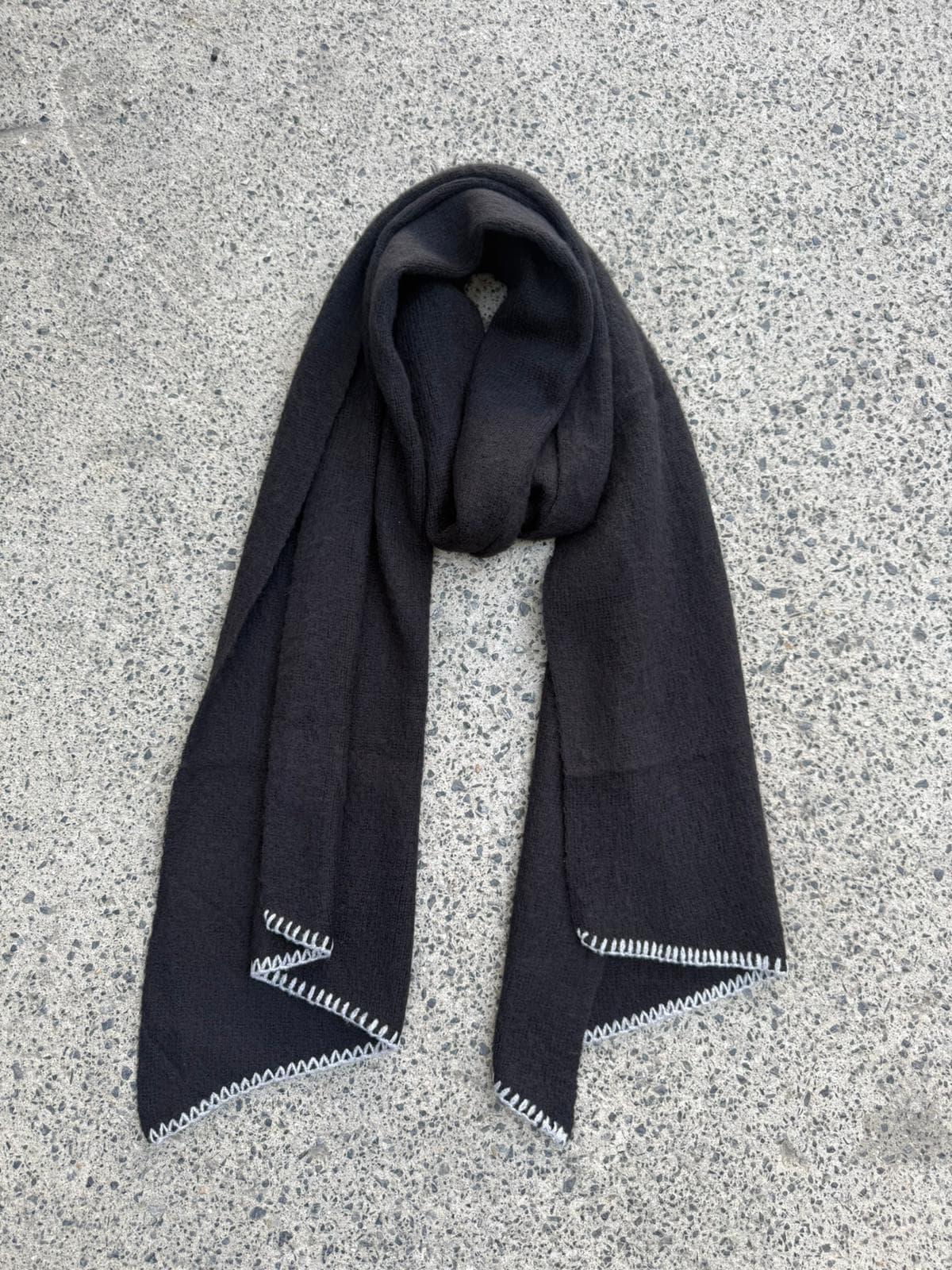 14808 Siyah Ucu Gri Çima Dikişli Triko Şal 43x220 cm görsel 2