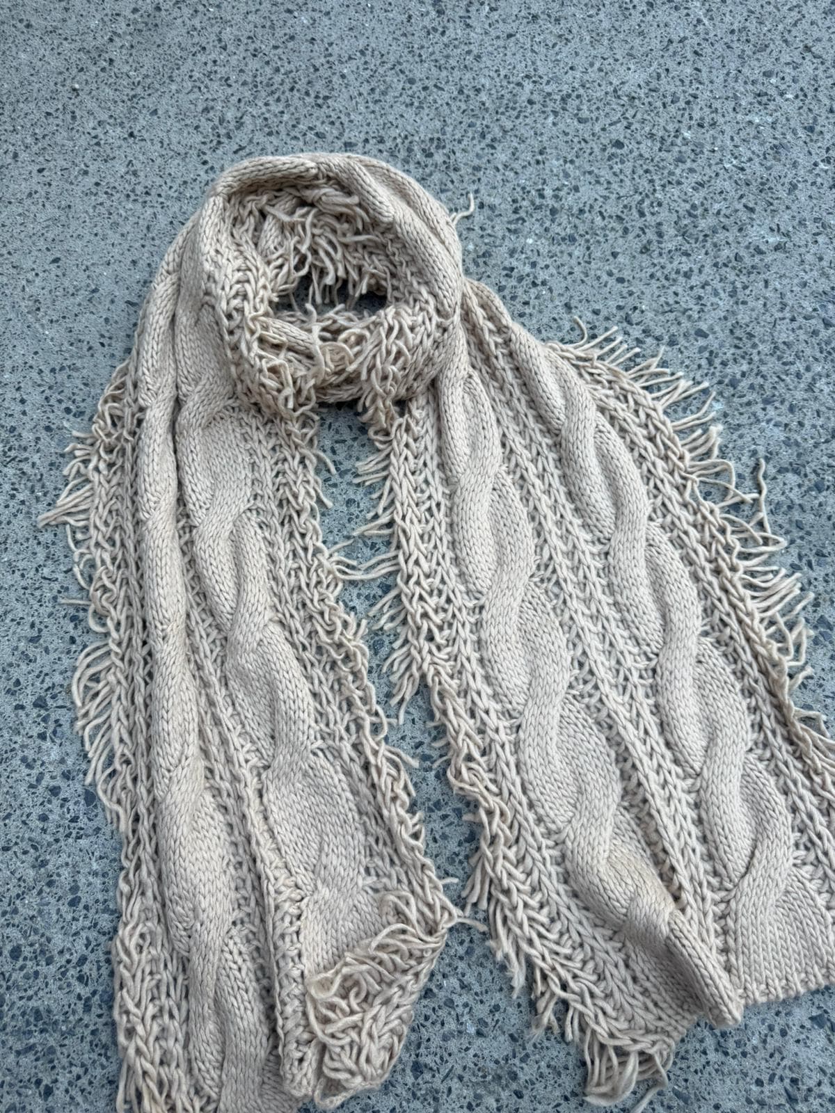 14810 Saçaklı Geniş Örgülü Bej Yumuşak Dokulu Triko Atkı 30x180 cm görsel 5