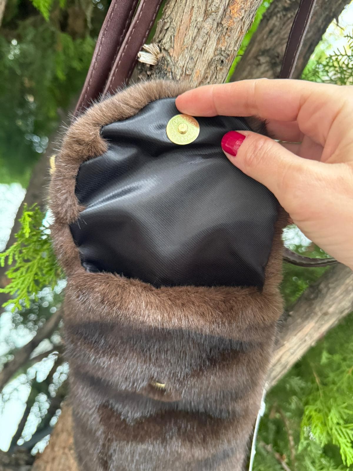 NWC-036 Peluş Kahverengi Mıknatıslı Mini Çanta görsel 4